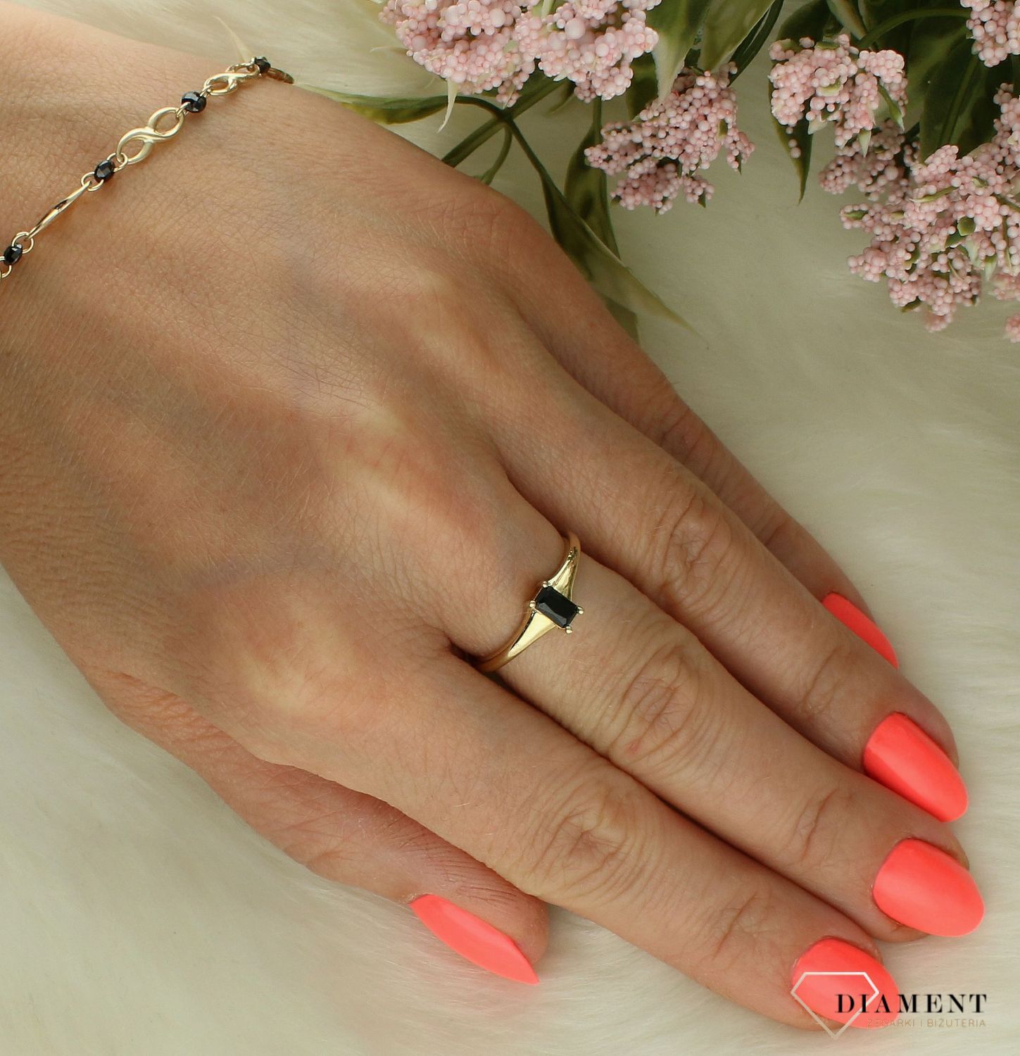 Złoty pierścionek damski 375 z czarną prostokątną cyrkonią PI 7003 375 (1).jpg